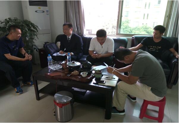 在元阳县移动和车辆主管张笠（左一）进行互换