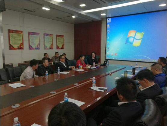 保山移动综合部总经理李梅（前排右一）在培训会上讲话。