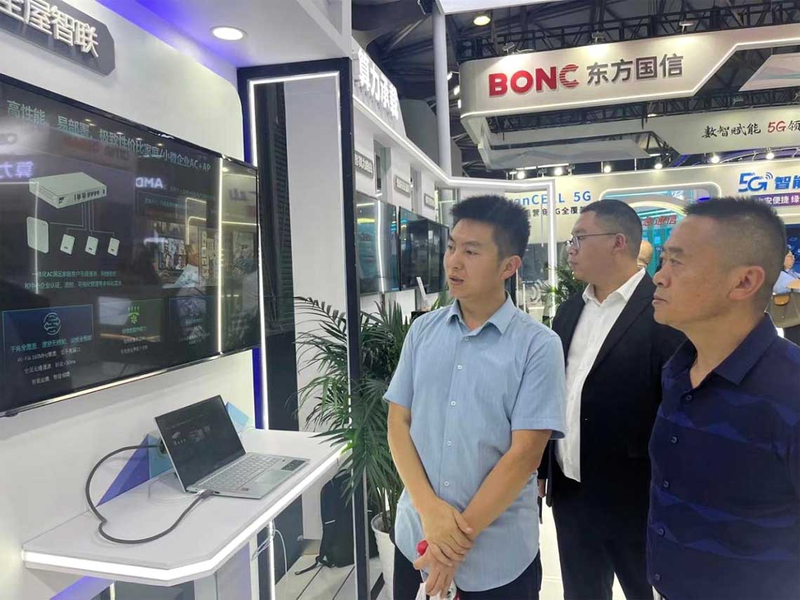 参观全屋智联展区，陈光平进行介绍